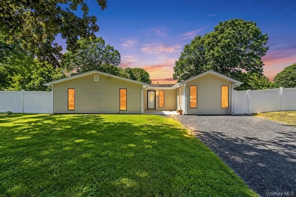 10 Helene Drive, Shirley