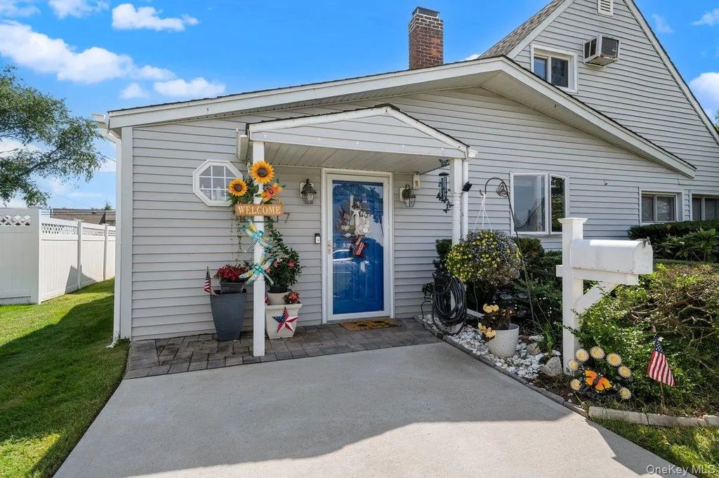 27 Wheelbarrow Lane, Wantagh