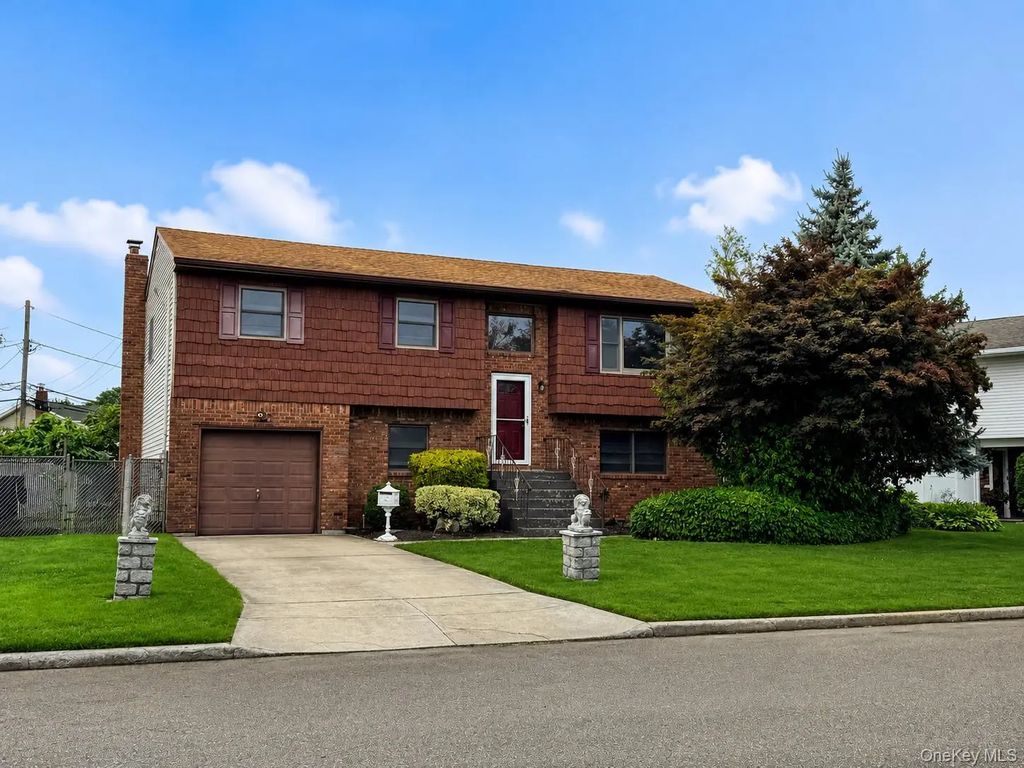 95 W Lake Drive, Lindenhurst