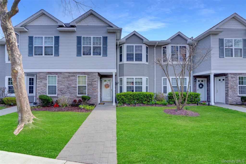 219 Medea Way, Central Islip