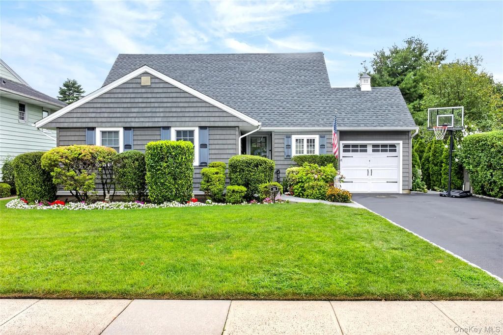 38 Laurel Street, Garden City