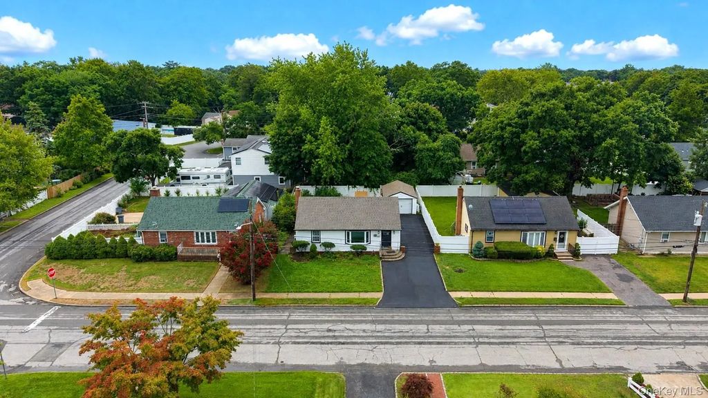 116 E Booker Avenue, Wyandanch