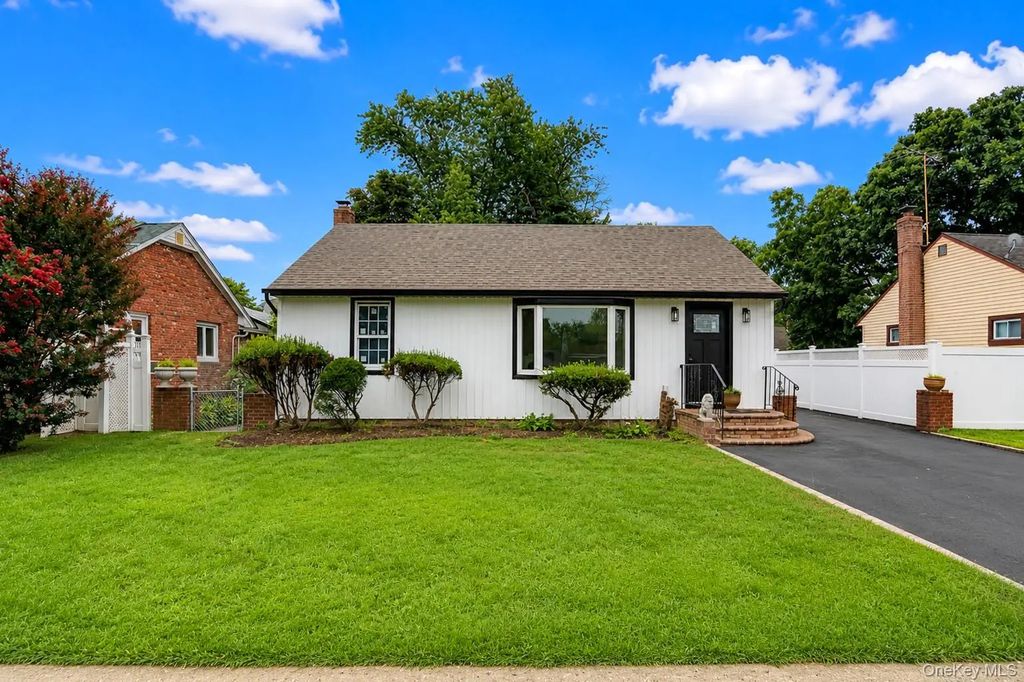 116 E Booker Avenue, Wyandanch