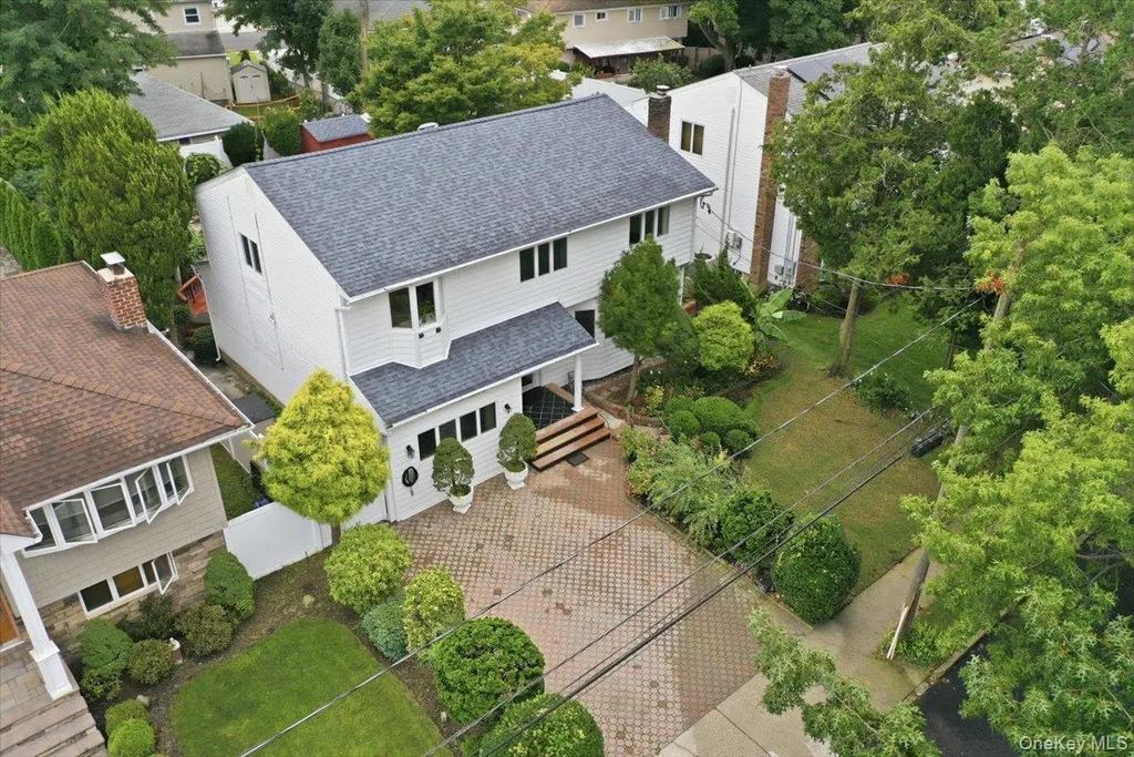 701 Hoover Street, North Bellmore