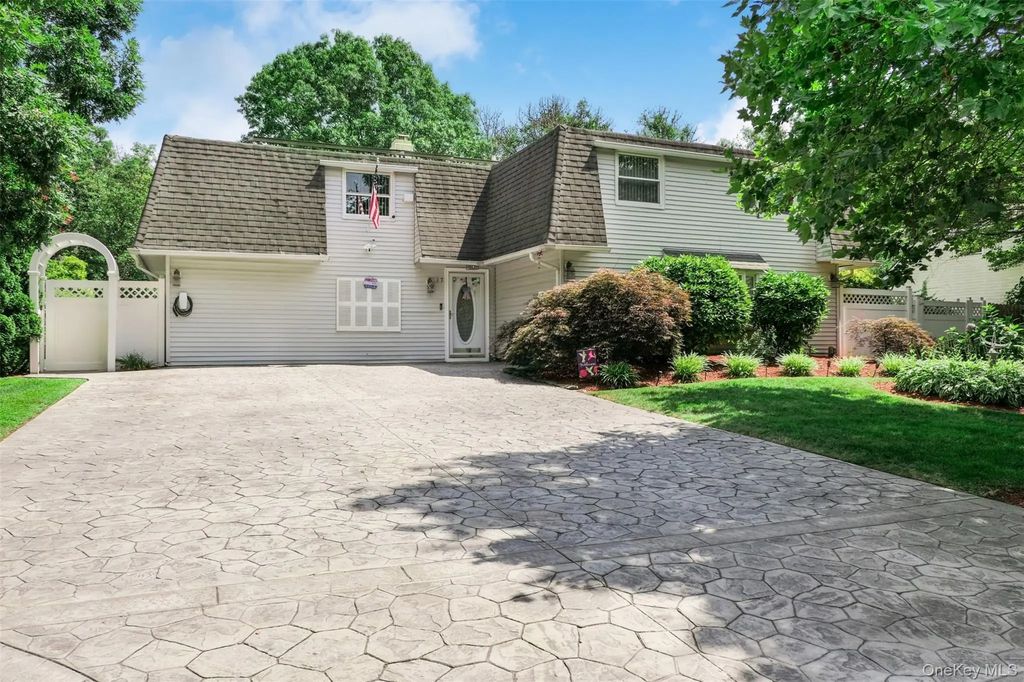 17 Sundial Lane, Bellport