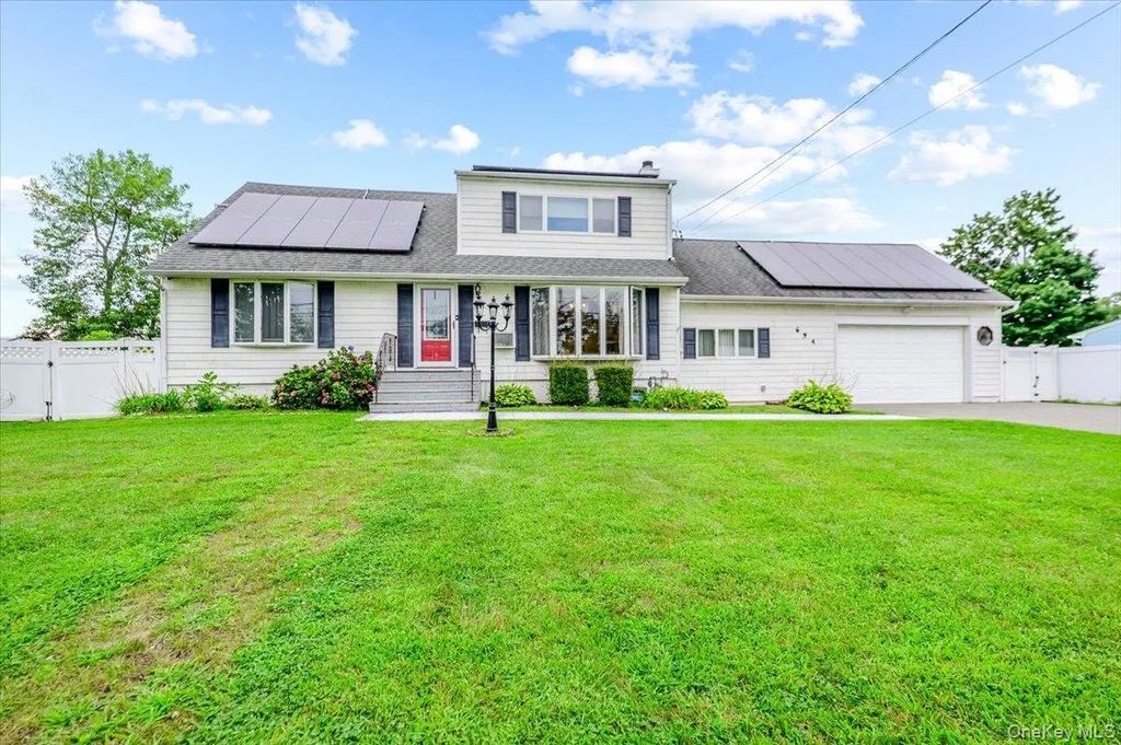 694 Pease Lane, West Islip