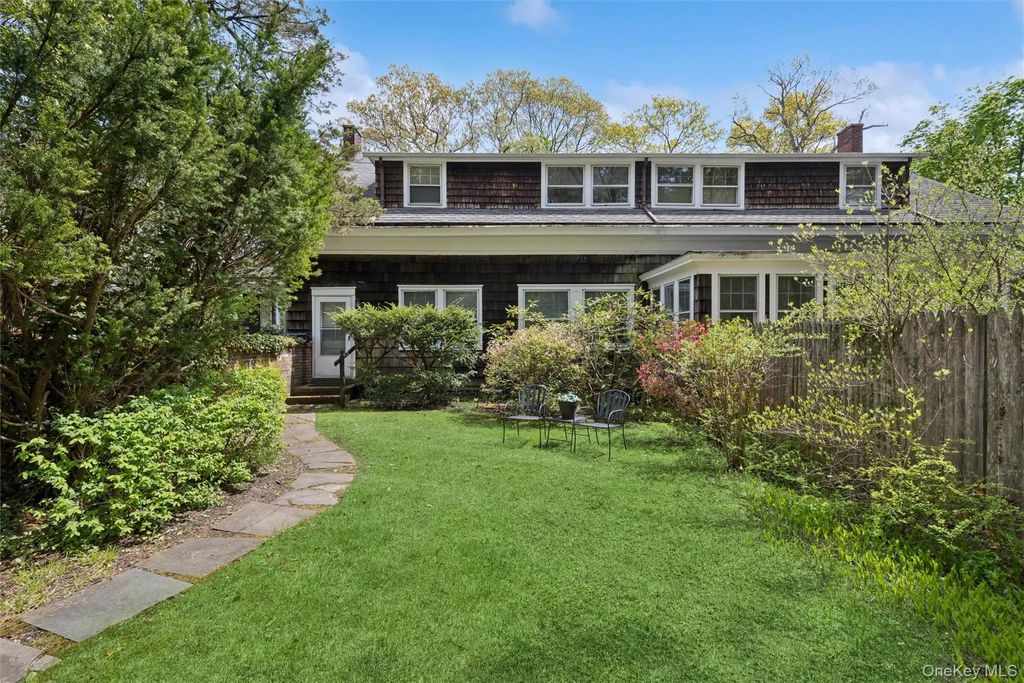 208a Wheatley Road, Old Westbury