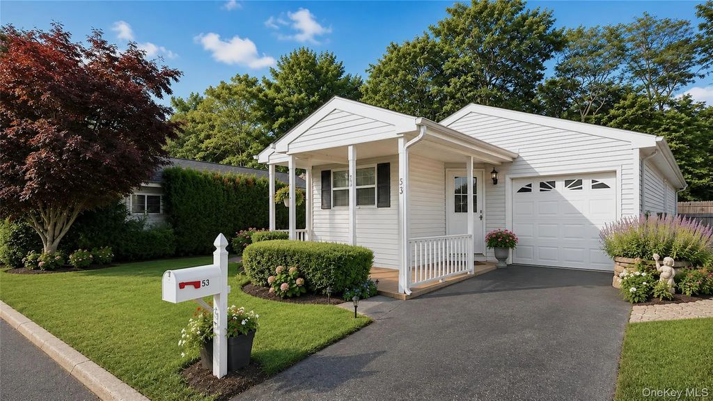 53 Village Circle E # E053, Manorville
