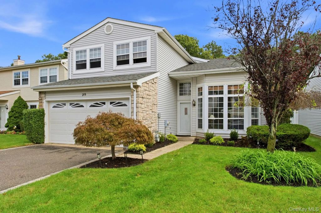 215 Fairfield Drive E, Holbrook