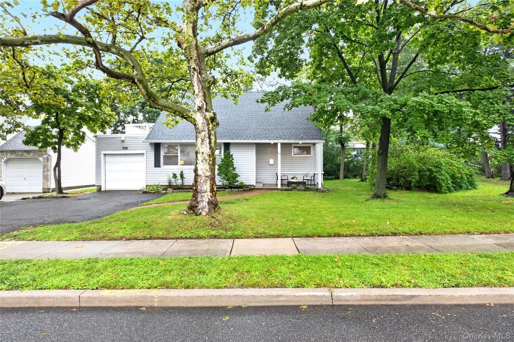 50 Commander Avenue, Garden City