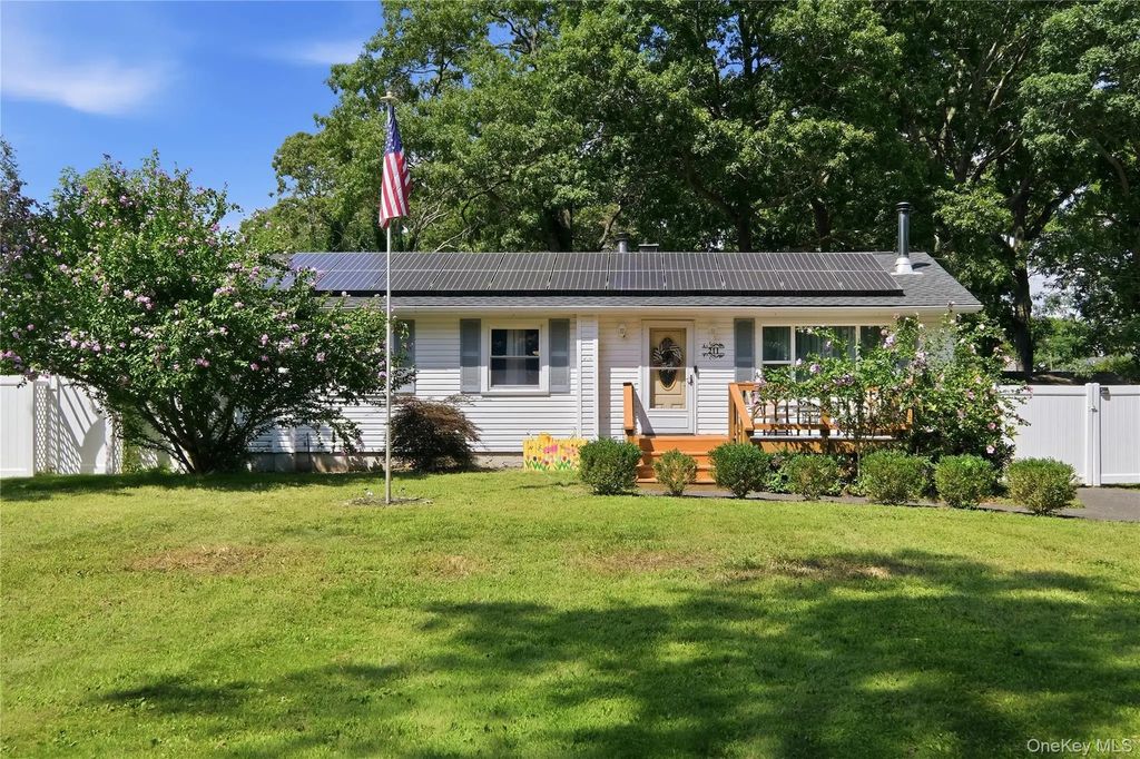 211 Hampton Avenue, Mastic