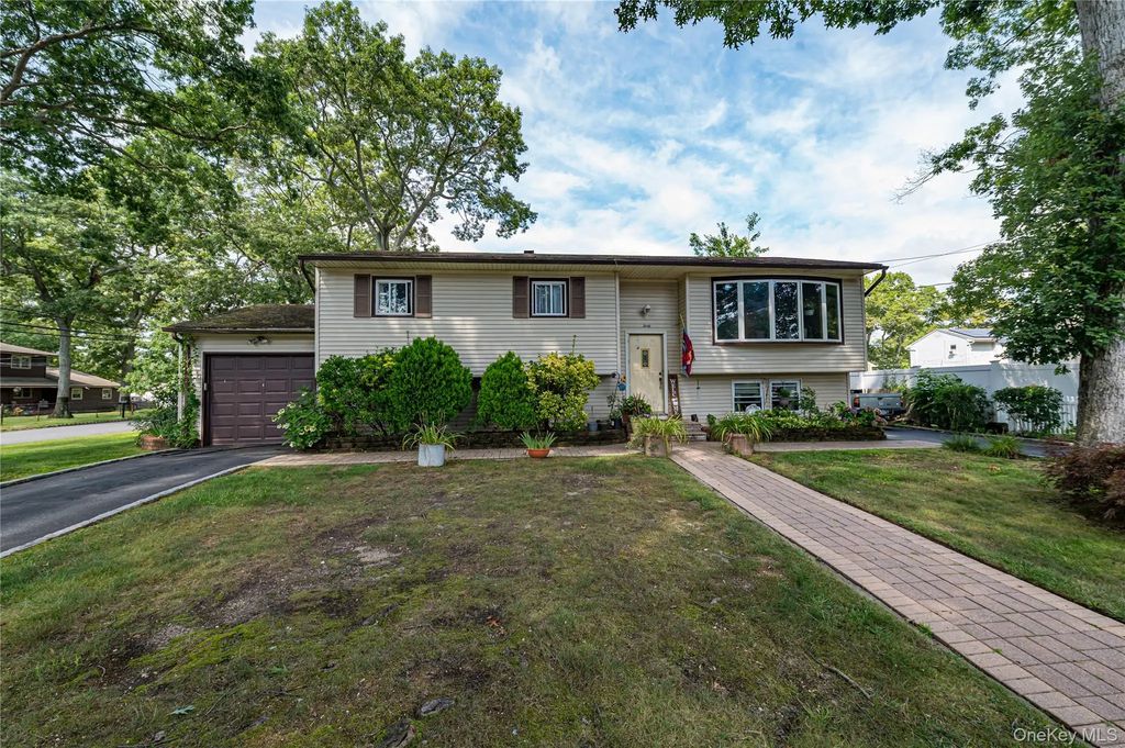 40 Rockland Avenue, West Babylon