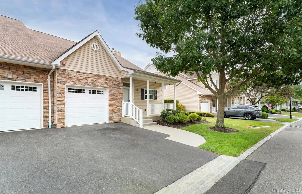 7 Pond Circle, Mount Sinai