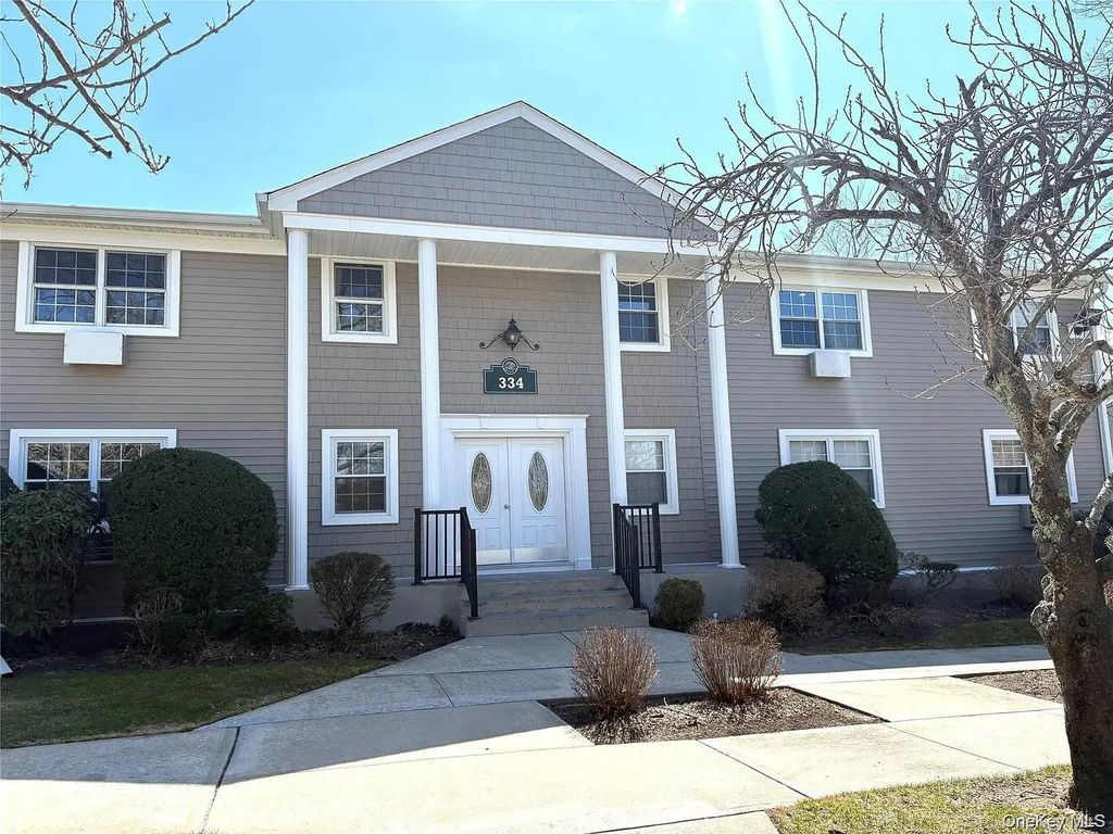 334 Lakeland Avenue # 4d, Sayville