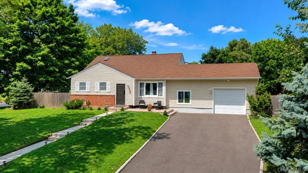 23 Riviera Drive, Smithtown