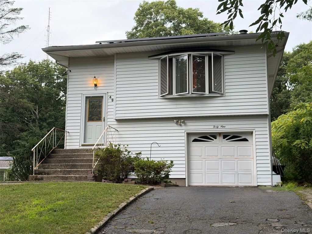 49 Midvale Avenue, Farmingville