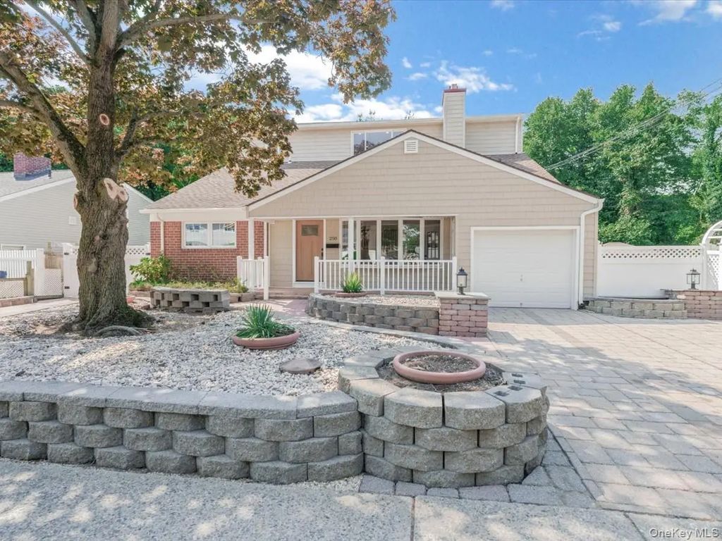 250 Lakeshore Boulevard, Massapequa Park