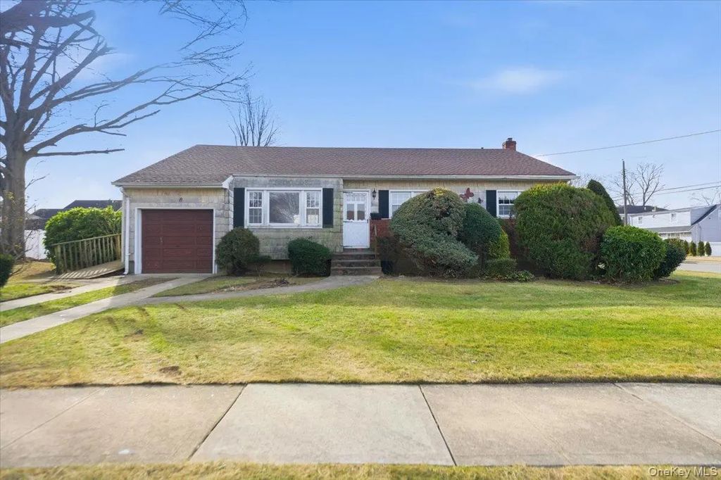 2 Mcleod Street, Massapequa Park