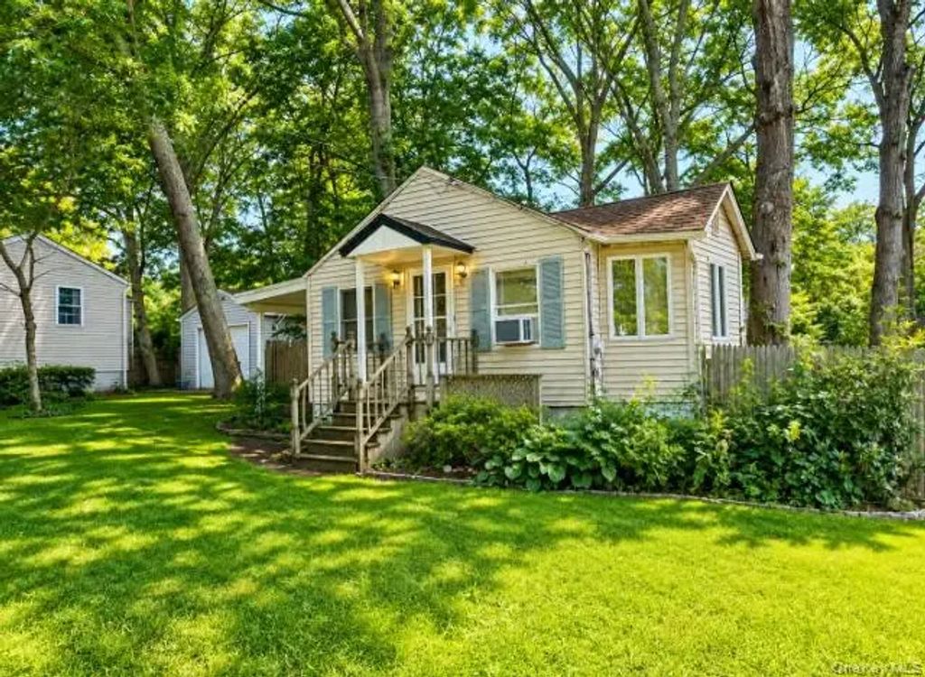 86 N Evergreen Drive, Selden