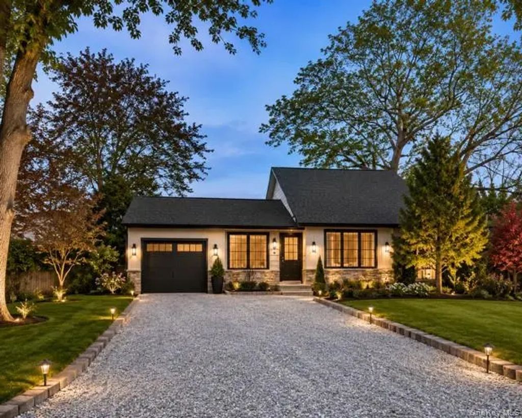 27 W Tiana Road # A, Hampton Bays