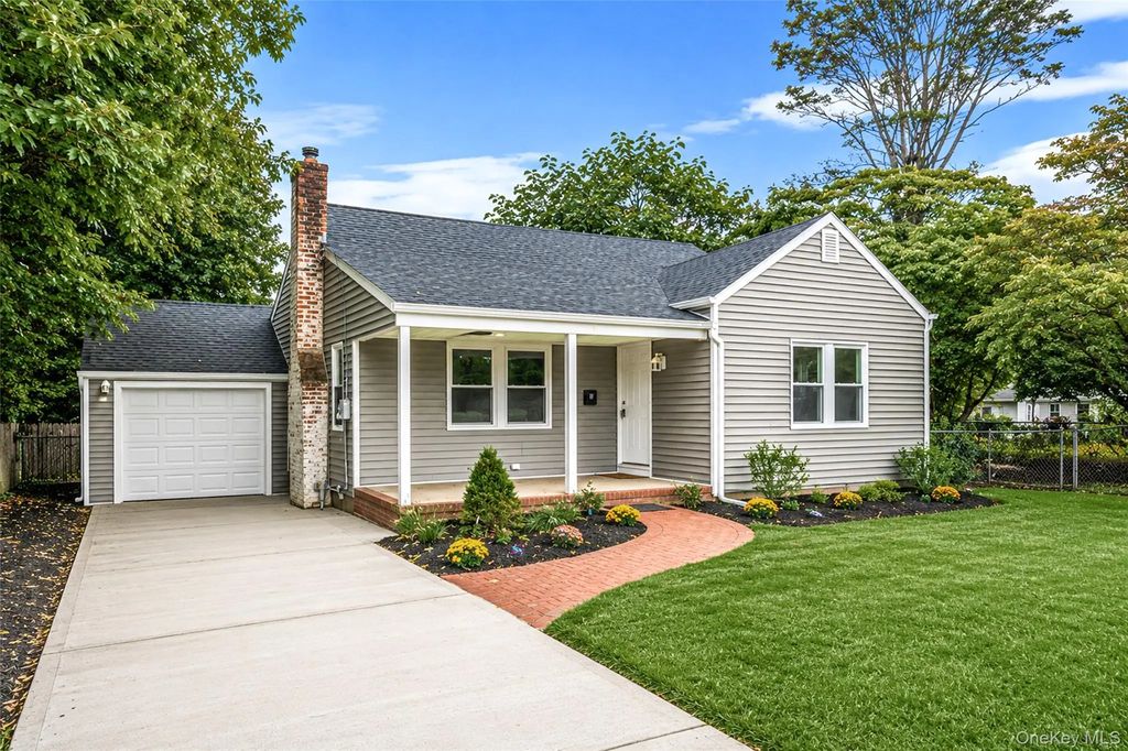 2 Storey Avenue, Central Islip