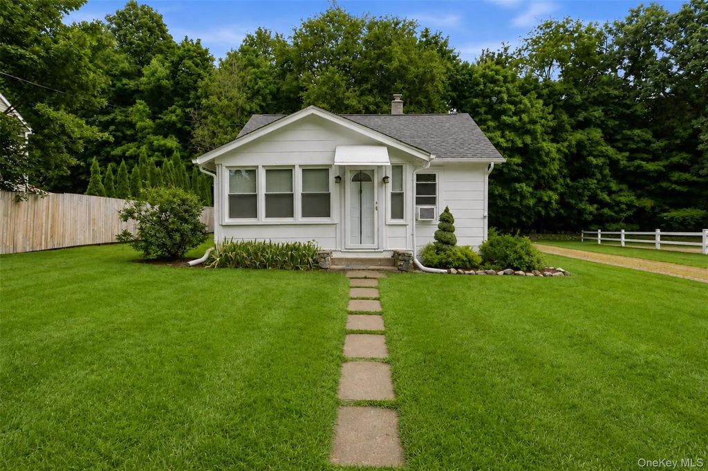 24 Round Lake Avenue, Monroe