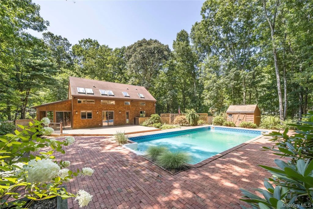 69 Glenview Drive, Southampton