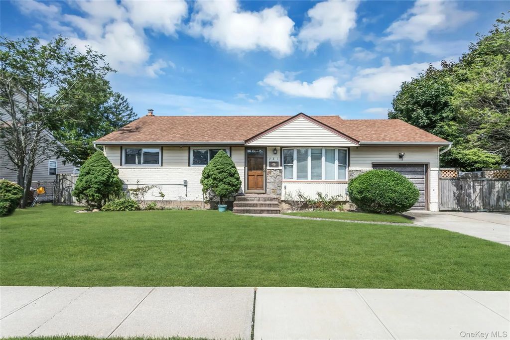 581 Plainview Road, Plainview