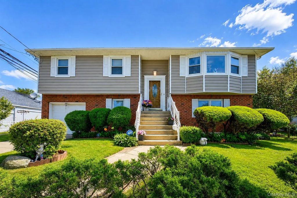 8 Laurel Lane, Levittown