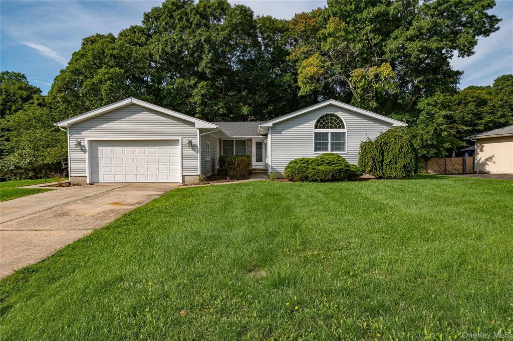 20 Valley Drive, East Moriches