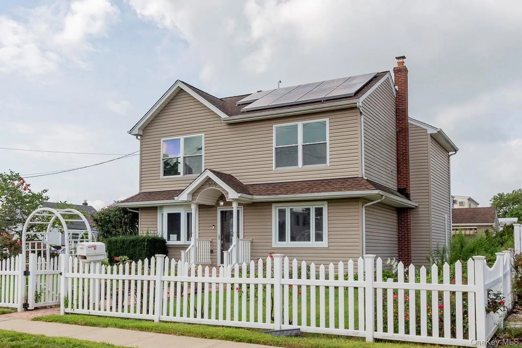 305 S Strong Avenue, Copiague