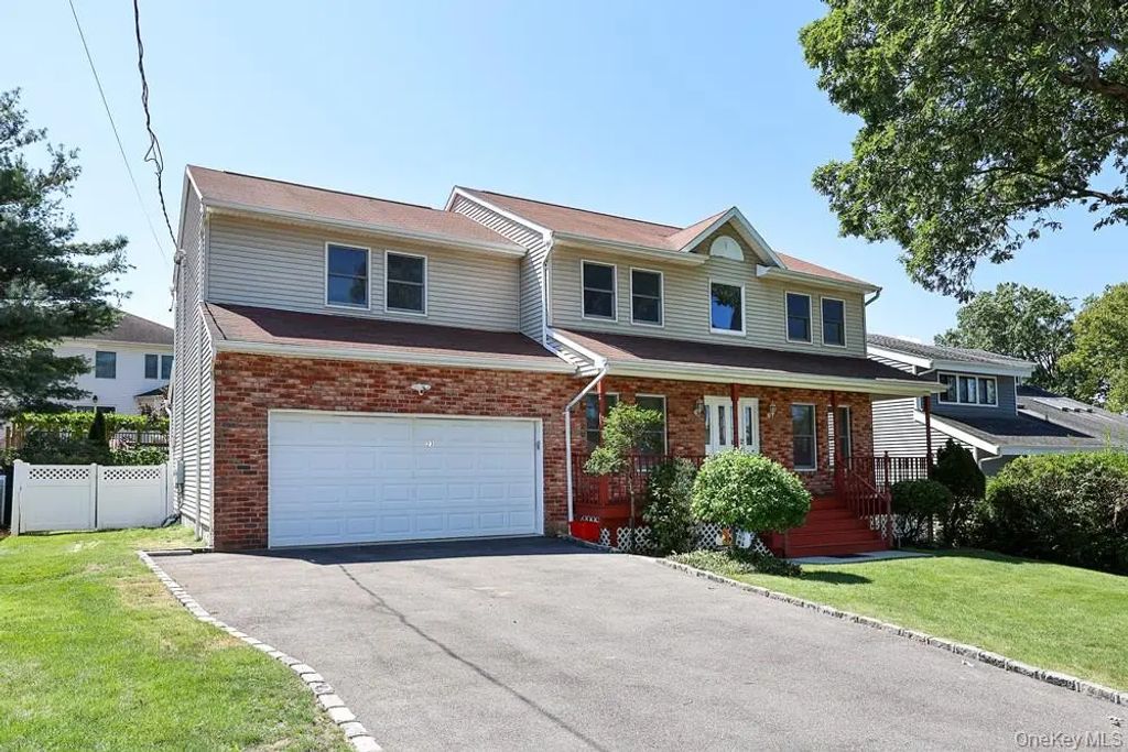 23 Garden Drive, Albertson