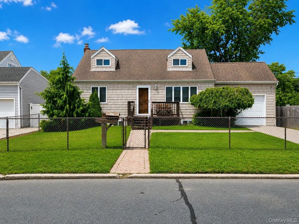 956 N Hamilton Avenue, Lindenhurst