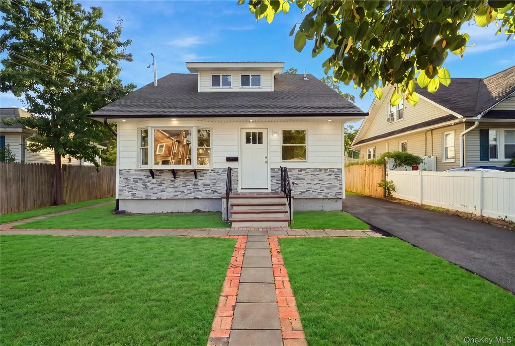16 West Drive, Bay Shore