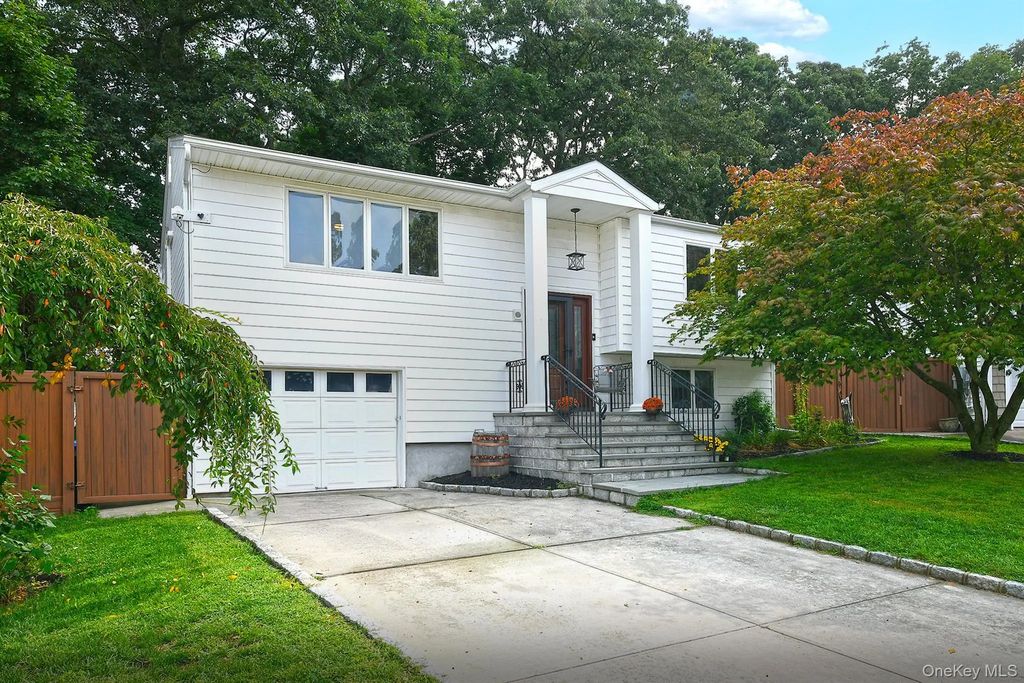16 Crest Hill Court, Huntington Station