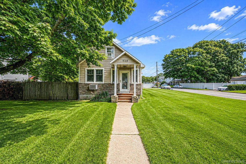 568 N Wellwood Avenue, Lindenhurst
