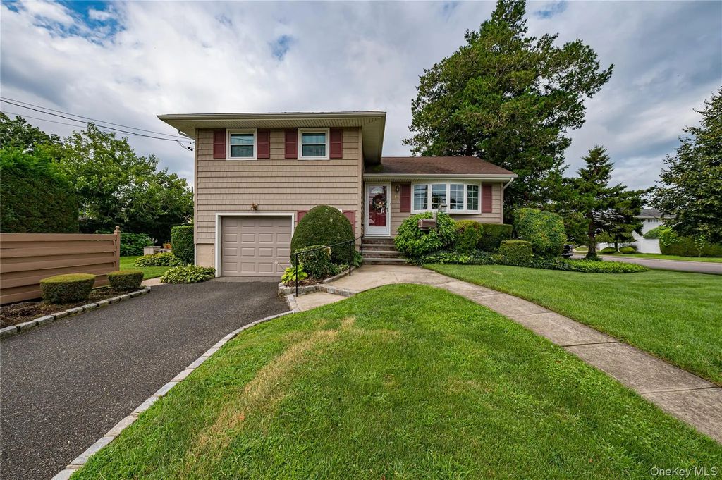 14 Westmoreland Road, Hicksville