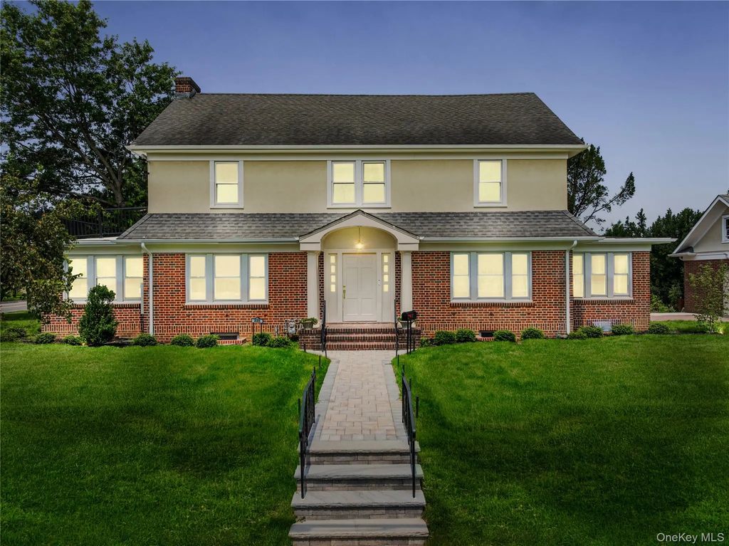 220 Pomander Road, Mineola