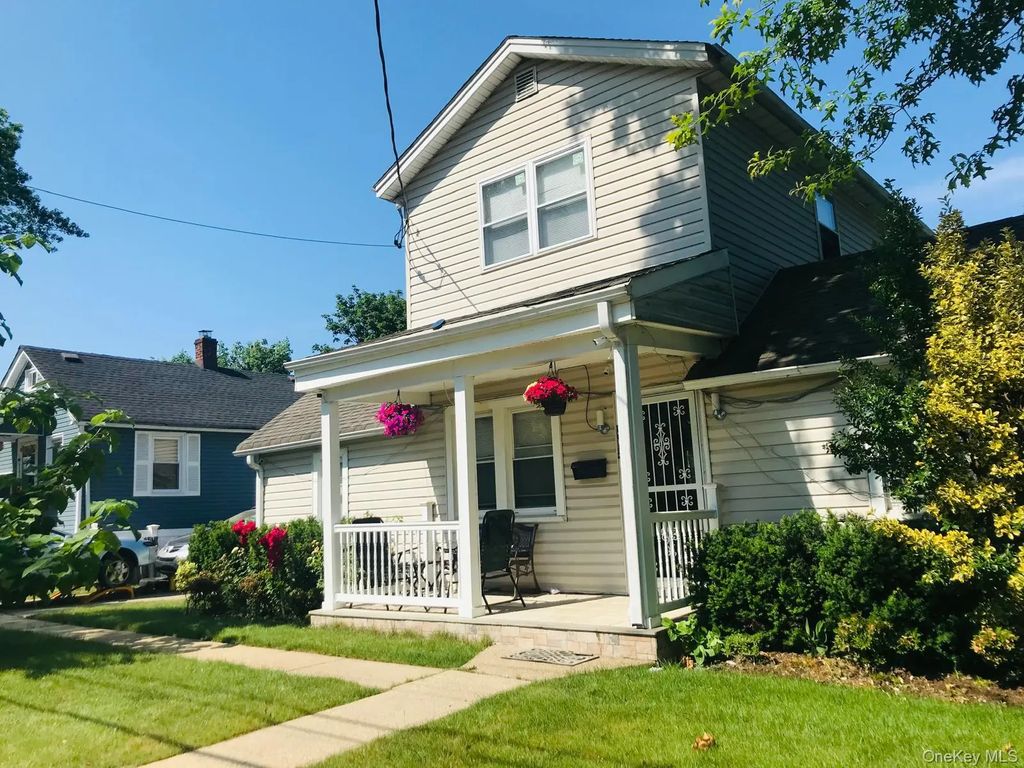 365 Sheridan Street, Westbury