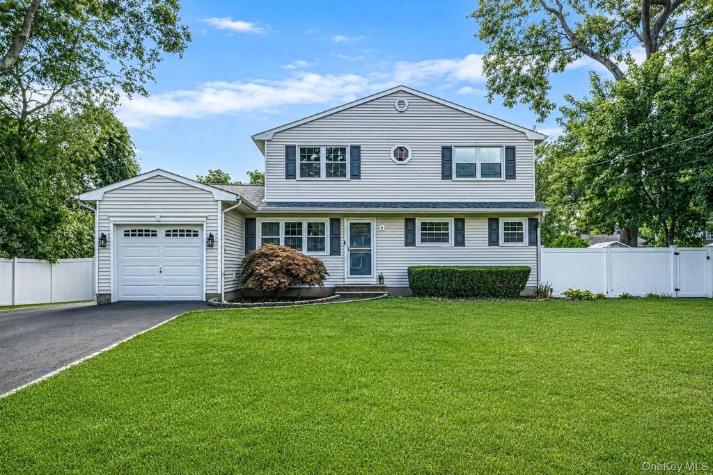 86 Creighton Avenue, Ronkonkoma