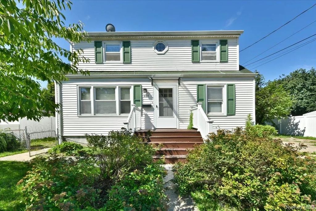 265 S Delaware Avenue, Lindenhurst