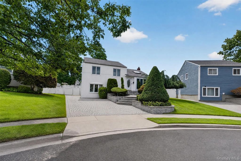 68 Briarwood Lane, Plainview