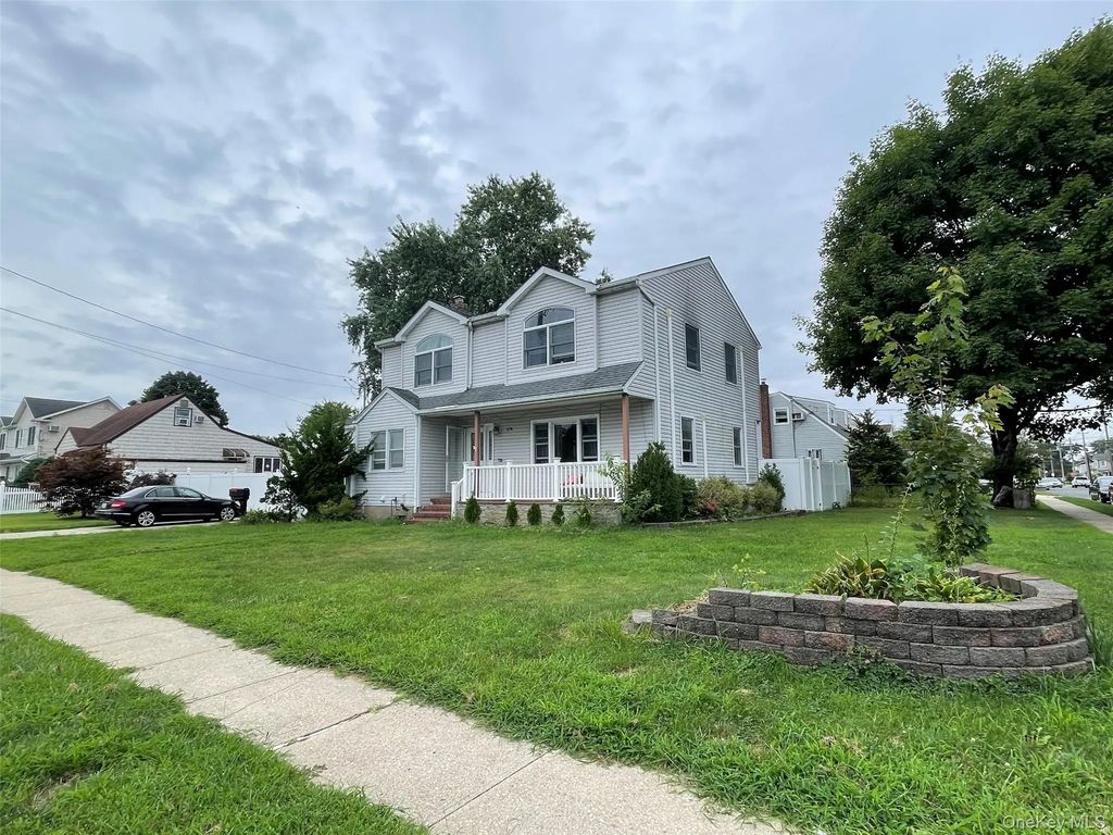 574 Rudwick Place, East Meadow