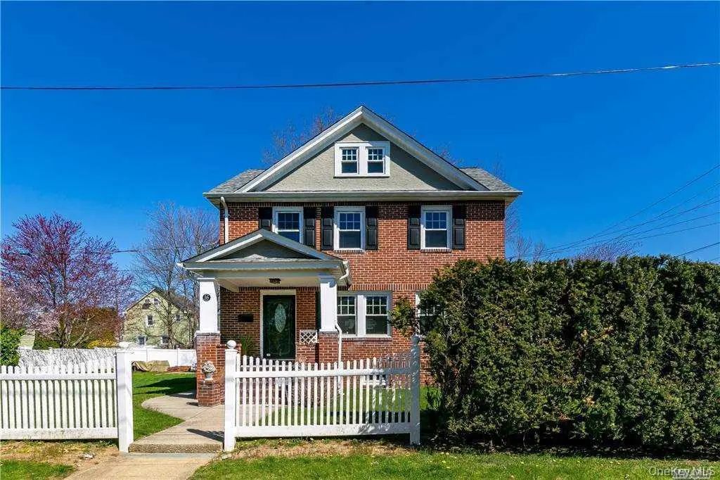 16 Union Avenue, Glen Head