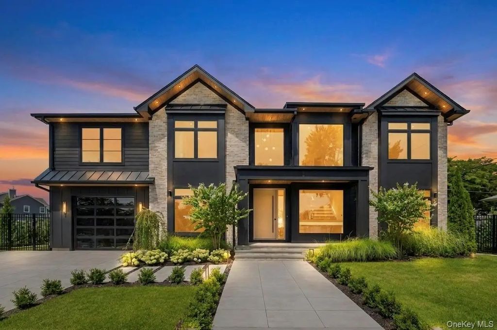 2017 Ladenburg Drive, Westbury