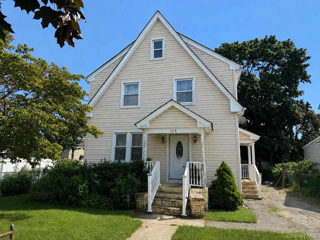 114 Leonard Avenue, Freeport