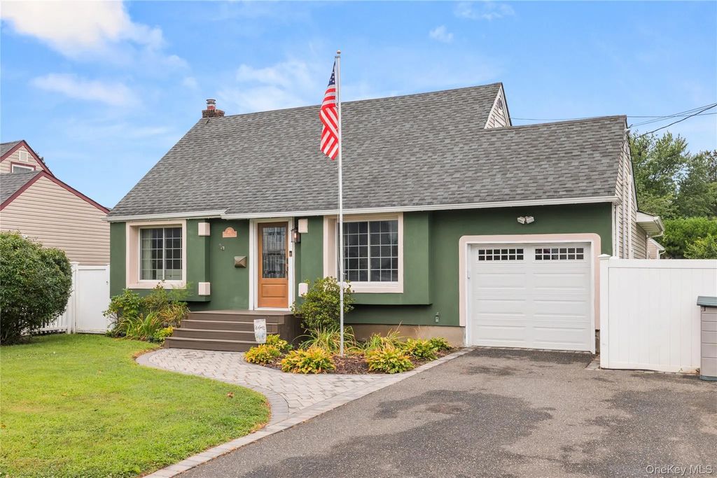 397 Buffalo Avenue, Lindenhurst