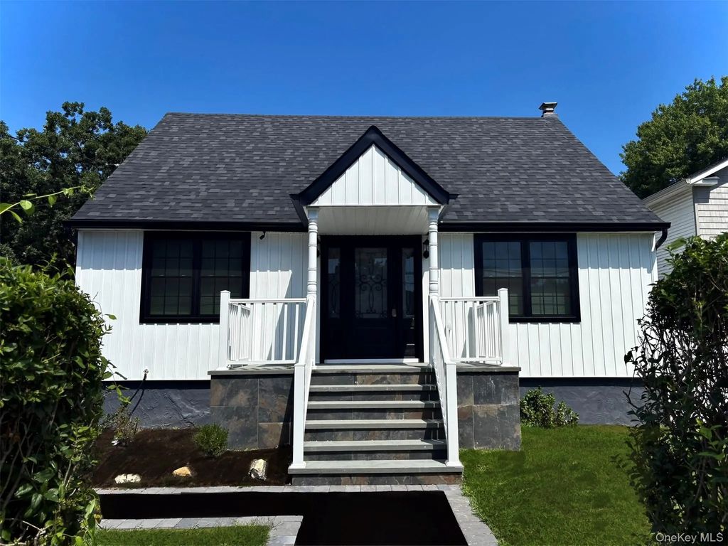 7 E Lakeland Street, Bay Shore