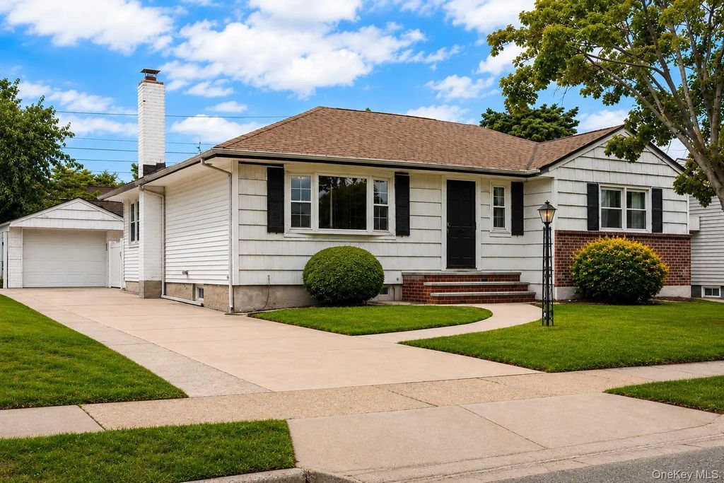 75 Linden Boulevard, Hicksville
