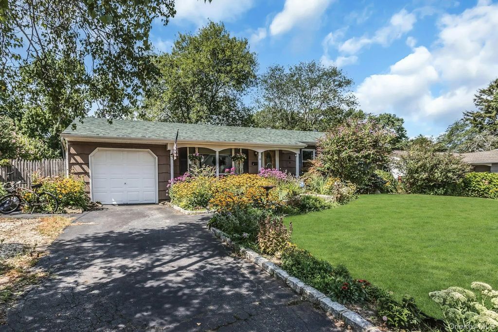8 Baymens Court, Sayville